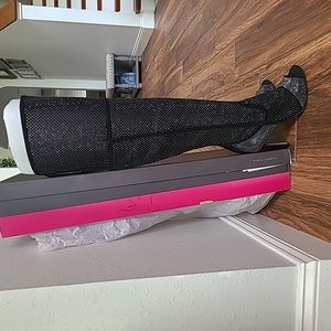 VINCE CAMUTO BLACK TRUE SUEDE. STYLE KAMORINA.. Size 9.5M.